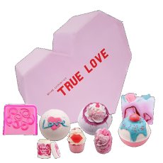 Bomb Cosmetics, True Love Gift Box zestaw kosmetyków Kula Musująca 3szt + Mydełko Glicerynowe 2szt + Maślana Babeczka 2szt + Balsam do ust 1szt