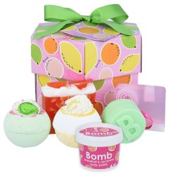 Bomb Cosmetics, Fruit Basket Handmade Gift Box kozmetický set Šumivá guľa do kúpeľa 2ks + glycerínové mydlo 2ks + Mini Scrub 120ml + kocka sprchového gélu 120g